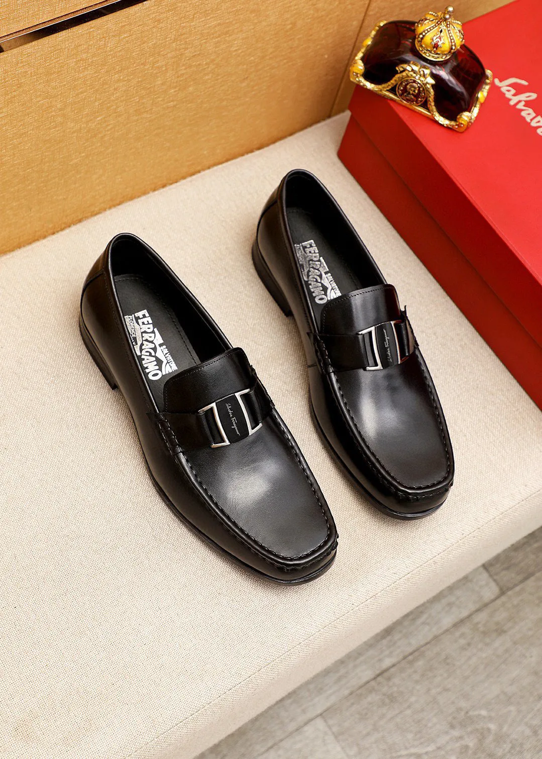 Men's shoes 💰460 💐 Product trademark: Ferragamo "Ferragamo" casual leather shoes Regular size: 38-44 (45.46🉑️customized) Product materials: Selected imported first-layer calfskin upper + luxury hardware buckle, imported water-dyed cowhide leather lining. Strong three-dimensional visual effect, original rubber outsole Color: 1⃣️color optional